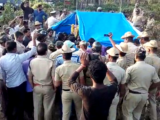 ನಿವೇಶನಕ್ಕಾಗಿ ಕೂಲಿ ಕಾರ್ಮಿಕರಿಂದ ತಾತ್ಕಾಲಿಕ ಶೆಡ್ ನಿರ್ಮಿಸಿ ಪ್ರತಿಭಟನೆ